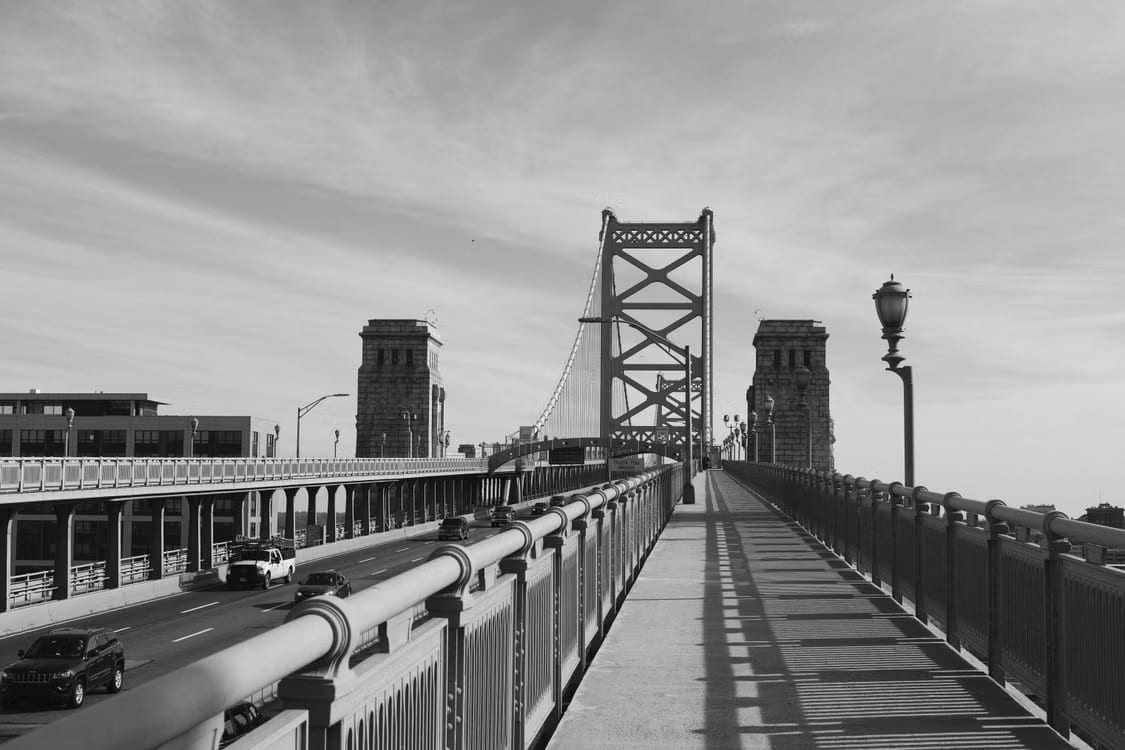 La pasarela de un puente que avanza hacia la torre del fondo