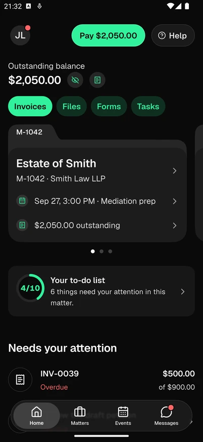 Home in the Esqase Client app in dark mode, with the same Pay and Help pills, outstanding balance, chips, matter folder and to-do list on a dark background.